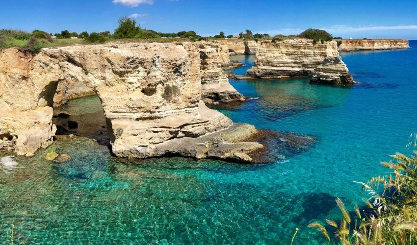 Scogliera di Otranto e mare cristallino