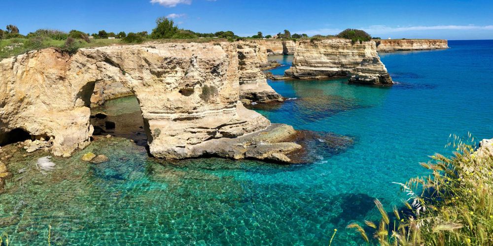 Scogliera di Otranto e mare cristallino