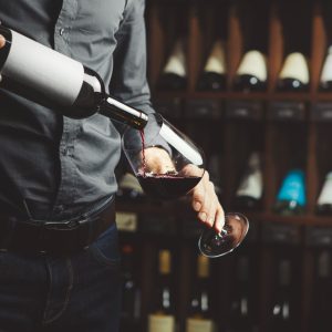 Sommelier che versa Vino Pugliese durante la degustazione