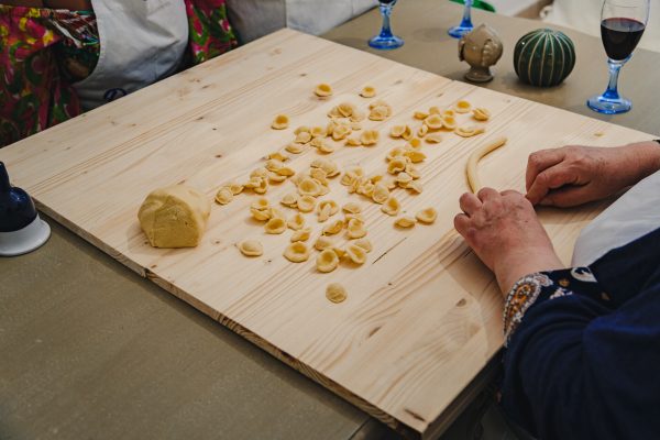 Spiegazione tecniche di preparazione nella lezione di cucina