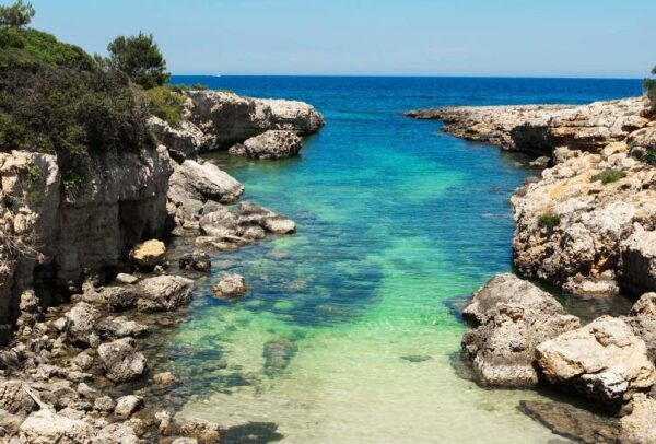 Piccola caletta rocciosa al Lido Cala Diavolo con acque limpide