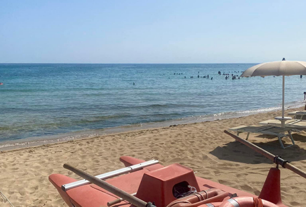 Panoramica Spiaggia del Lido T Beach con Ombrelloni e Lettini