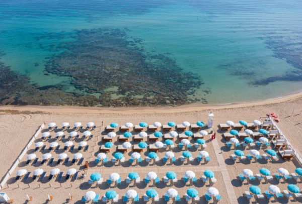 Vista aerea del Lido Le Palme Beach Club che mostra l'intera spiaggia e il mare