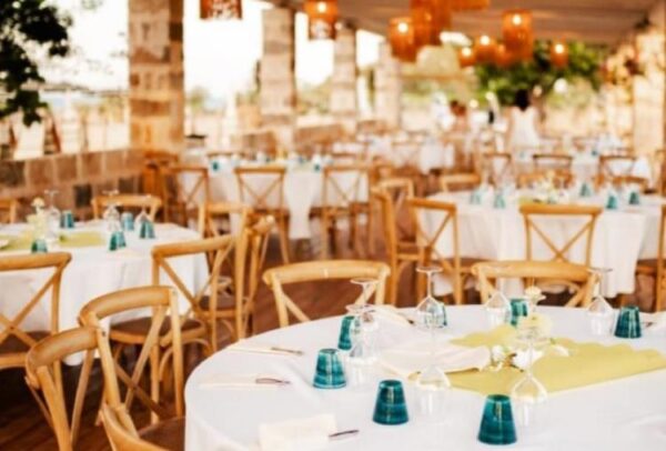 Ristorante del Lido Cala Diavolo con tavoli apparecchiati e vista sul mare