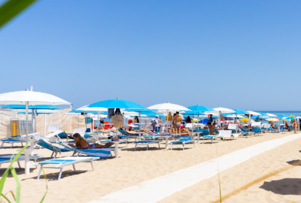 Ombrelloni e Lettini sulla Spiaggia del Lido Belli Freschi