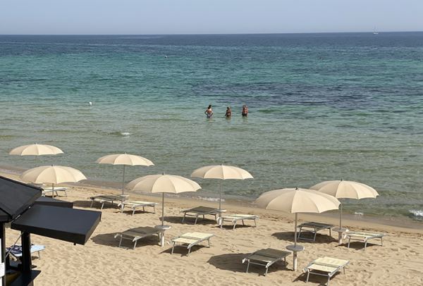 Spiaggia e mare cristallino Lido T Beach con Ombrelloni e Lettini