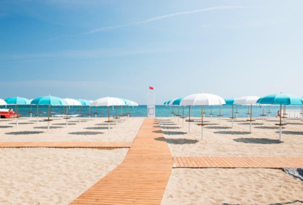 Ombrelloni e lettini allineati sulla sabbia del Lido Le Palme Beach Club