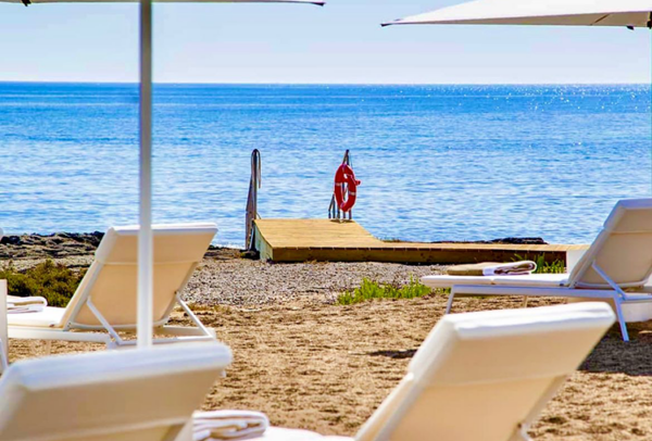 Vista del mare e del pontile del Lido Pettolecchia