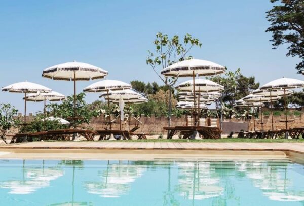 Piscina del Lido Cala Diavolo con acqua limpida e lettini circostanti