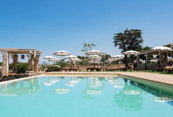 Vista della piscina al Lido Cala Diavolo con ombrelloni e lettini