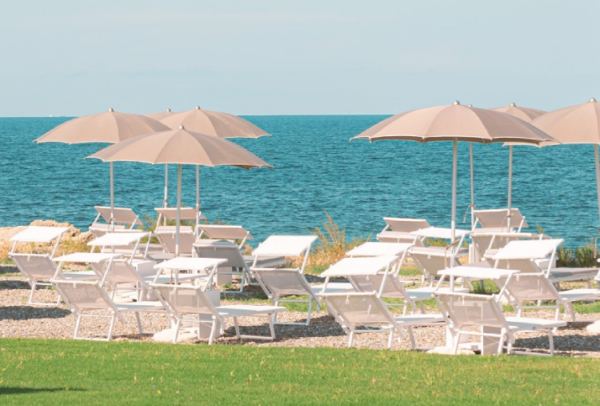 Area relax con ombrelloni e lettini Egnazia Beach Club