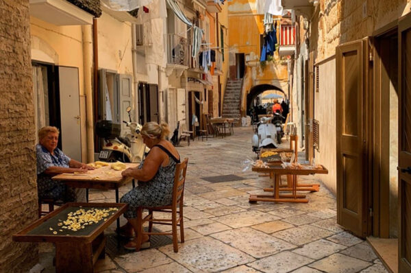 Via tipica della città vecchia di Bari