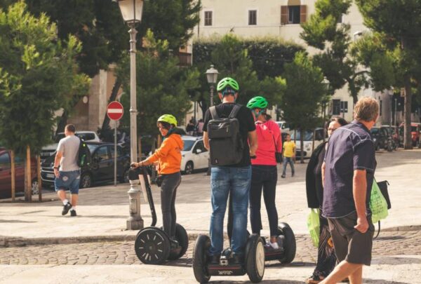 Gruppo in tour a Bari in Segway