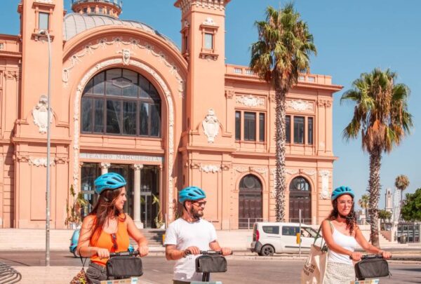 Gruppo in tour in segway davanti al teatro Margherita a Bari