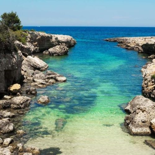 Piccola caletta rocciosa al Lido Cala Diavolo con acque limpide