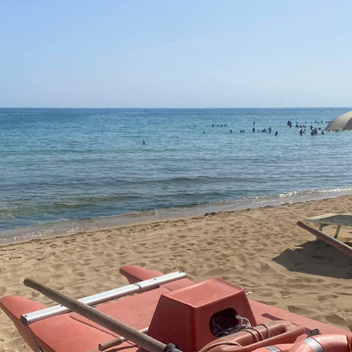 Panoramica Spiaggia del Lido T Beach con Ombrelloni e Lettini