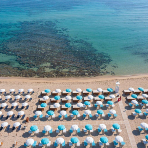 Vista aerea del Lido Le Palme Beach Club che mostra l'intera spiaggia e il mare