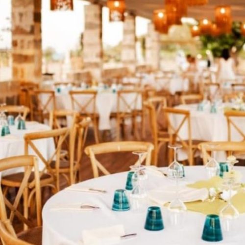 Ristorante del Lido Cala Diavolo con tavoli apparecchiati e vista sul mare