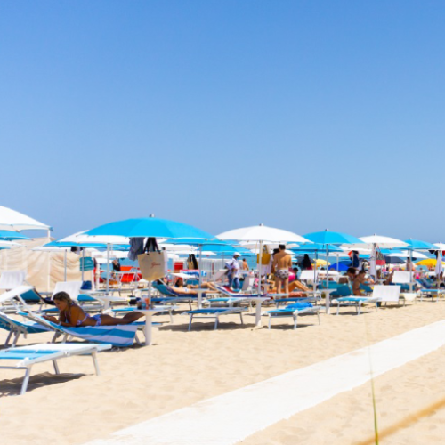 Ombrelloni e Lettini sulla Spiaggia del Lido Belli Freschi