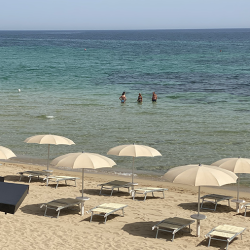 Spiaggia e mare cristallino Lido T Beach con Ombrelloni e Lettini