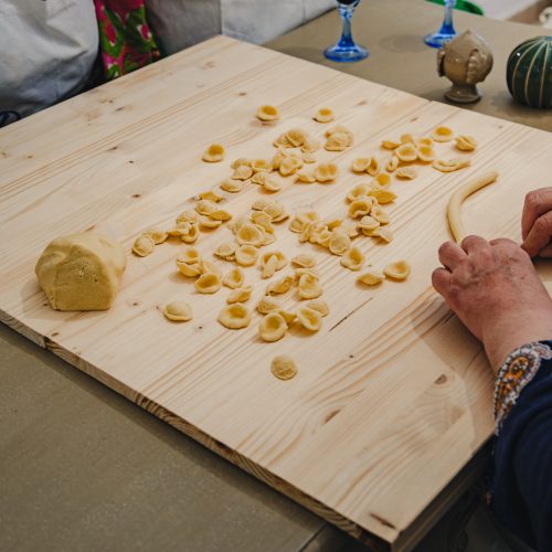 Spiegazione tecniche di preparazione nella lezione di cucina