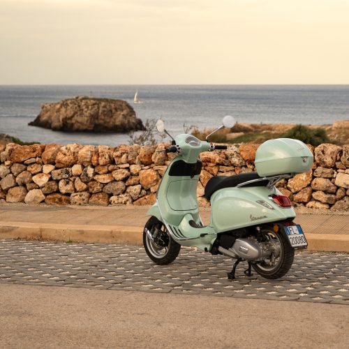 Esperienza Vespa tour in Puglia con viste mozzafiato