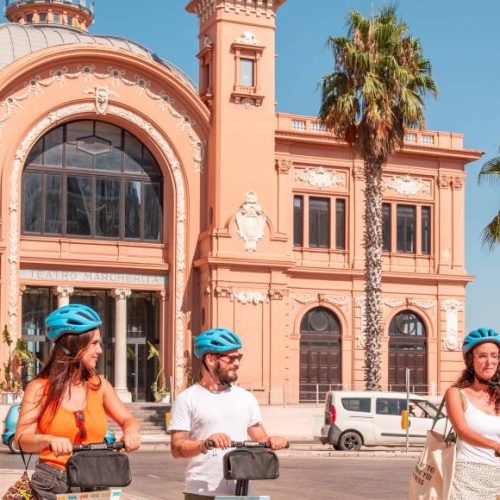 Gruppo in tour in segway davanti al teatro Margherita a Bari