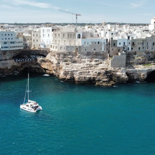 Il nostro catamarano sotto la scogliera di Polignano a Mare