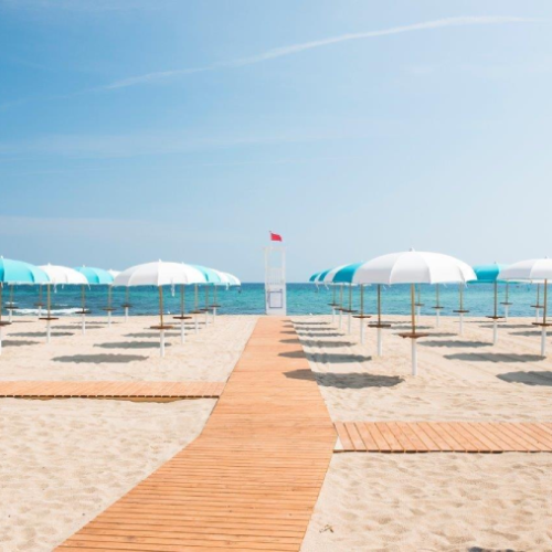 Ombrelloni e lettini allineati sulla sabbia del Lido Le Palme Beach Club