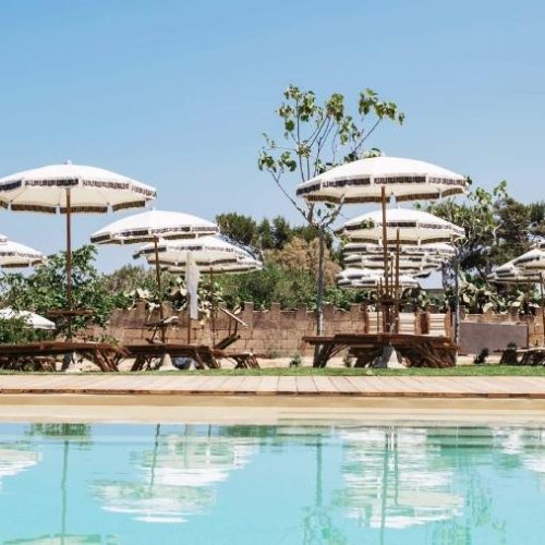 Piscina del Lido Cala Diavolo con acqua limpida e lettini circostanti