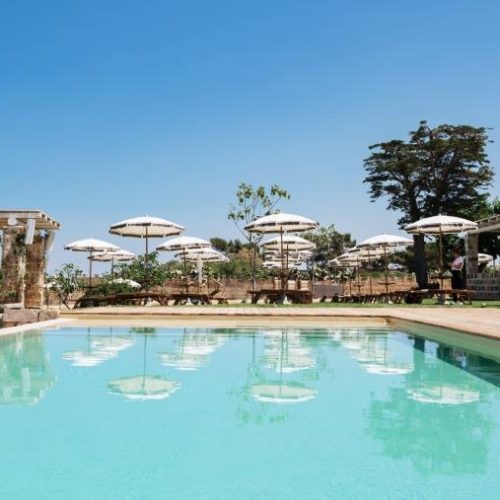 Vista della piscina al Lido Cala Diavolo con ombrelloni e lettini