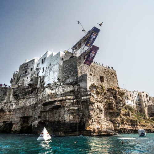 Scogliera di Polignano a Mare con trampolini Red Bull